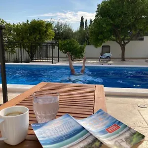 https://vlatino.hotels-in-trogir.com
